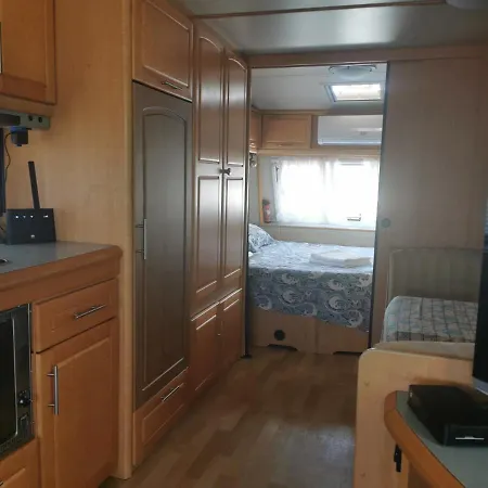 Sea Caravan/camper On The Campingplatz *