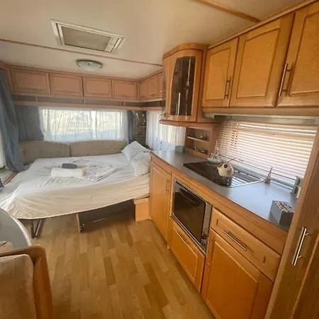 Sea Caravan/camper On The Campingplatz *