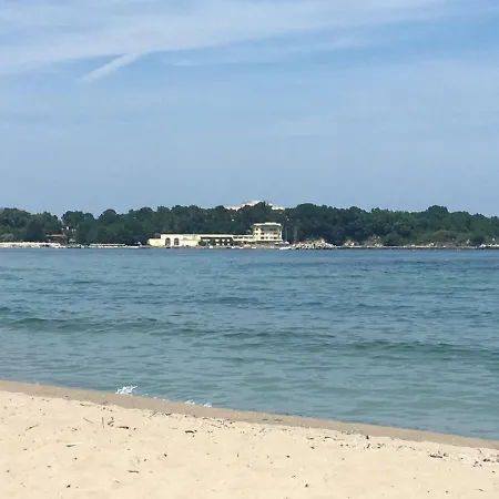 Sea Caravan/camper On The Campingplatz *